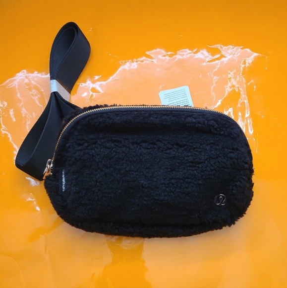 Lululemon everywhere belt bag fleece black&gold - Picture 1 of 5